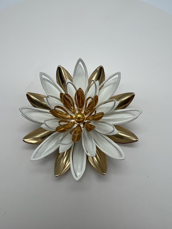 Sarah Coventry Jewelry - VTG Sarah Coventry Gold & White Floral Statement Brooch with Golden Centre